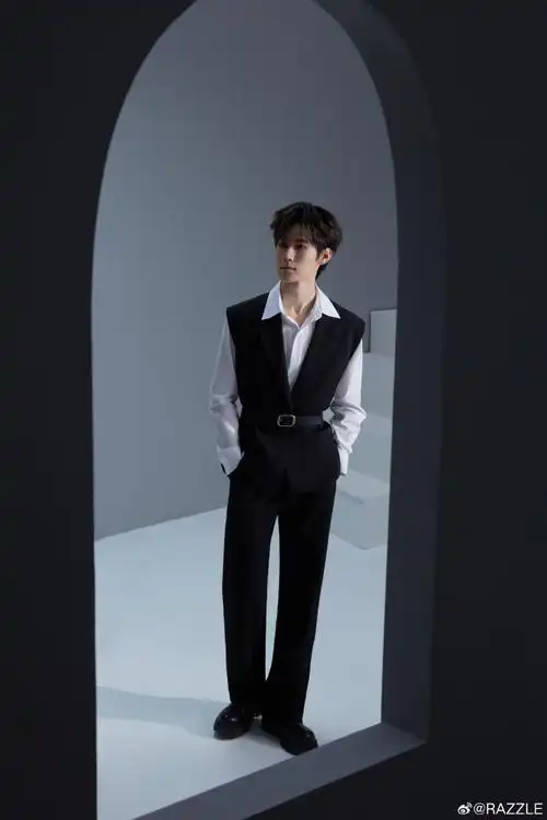 时代少年团-张真源身着#razzle2024夏季系列#西装v领马甲搭配精纺