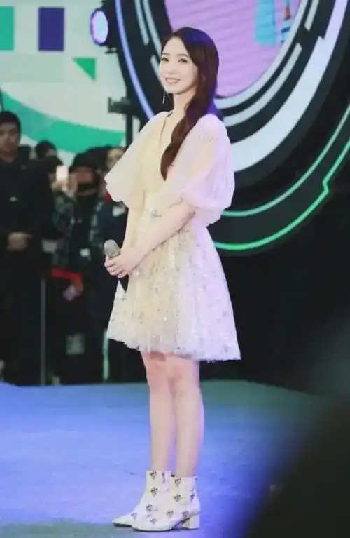 孟美岐胖了十斤腿比主持人还要粗生图根本不能看