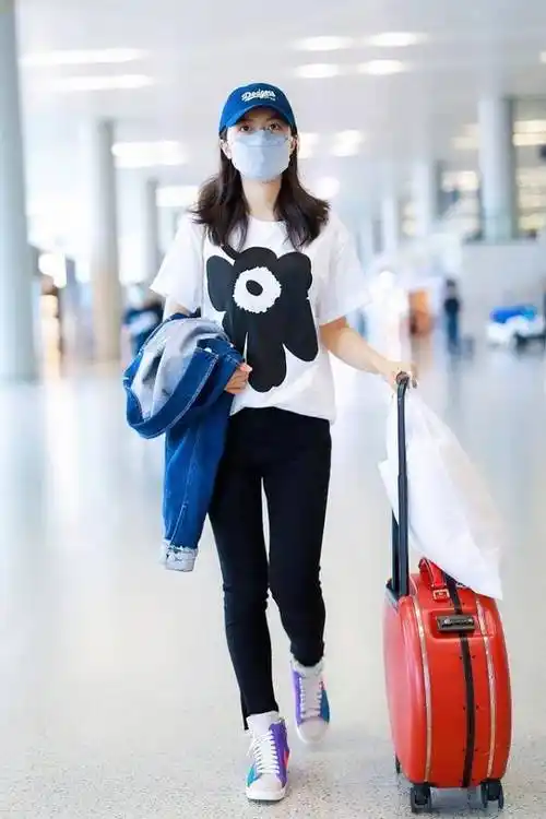 印花白t恤 修身小脚裤赵今麦的私服穿搭通常都非常简约,一点都不张扬