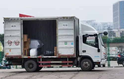 偌大的货车箱,装的东西一点点.