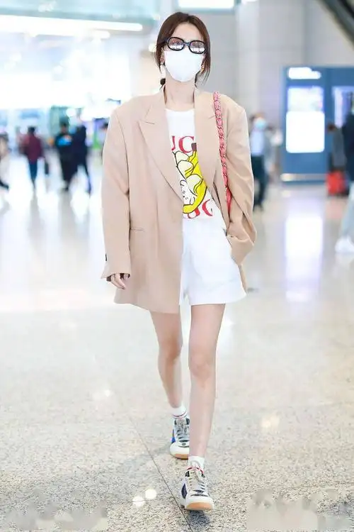 一周明星街拍精选!孙怡宽大西装展辣妈风采,吉克隽逸提前过夏天_机场