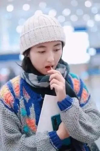 张子枫机场吃棒棒糖,看清形状,网友:明星连吃的都跟我们不一样