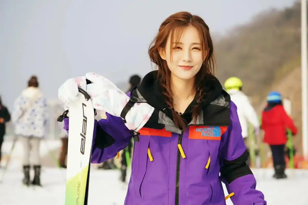 李一桐 笑起来好甜啊,不笑就是个高冷女神 高冷和甜美随意切 - 抖音