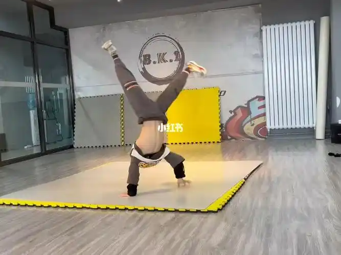 街舞少年地板舞每天都在努力的小朋友
