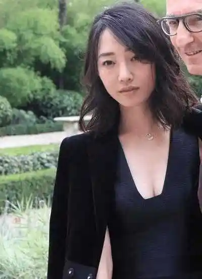 白百合与外国男友亮相,中国男人要靠边站了