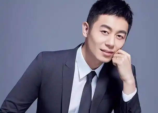 朱亚文和女友都有戏拍,只不过二人的差距可不是一星半点儿.