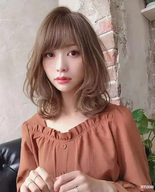 今年烫什么发型好看显年轻 时尚显年轻的烫发发型