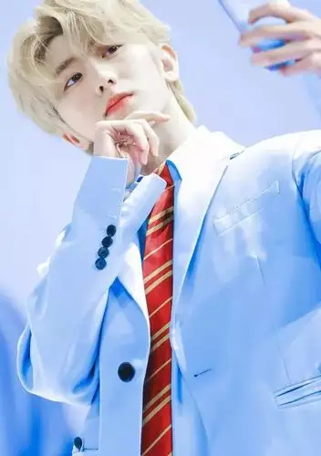 蔡徐坤穿蓝色西装,青春时尚,范丞丞流苏牛仔外套,个性十足