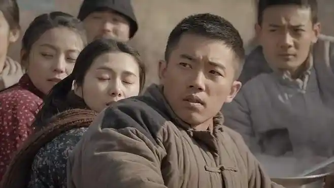 红旗渠:技术员跟大家有矛盾,中午吃饭不上桌,水生让人请他过来-影视综