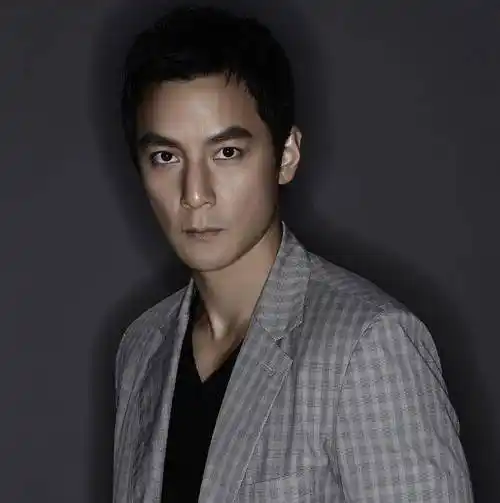 吴彦祖罕晒7岁女儿近照,侧颜似混血洋娃娃,颜值高过父母?