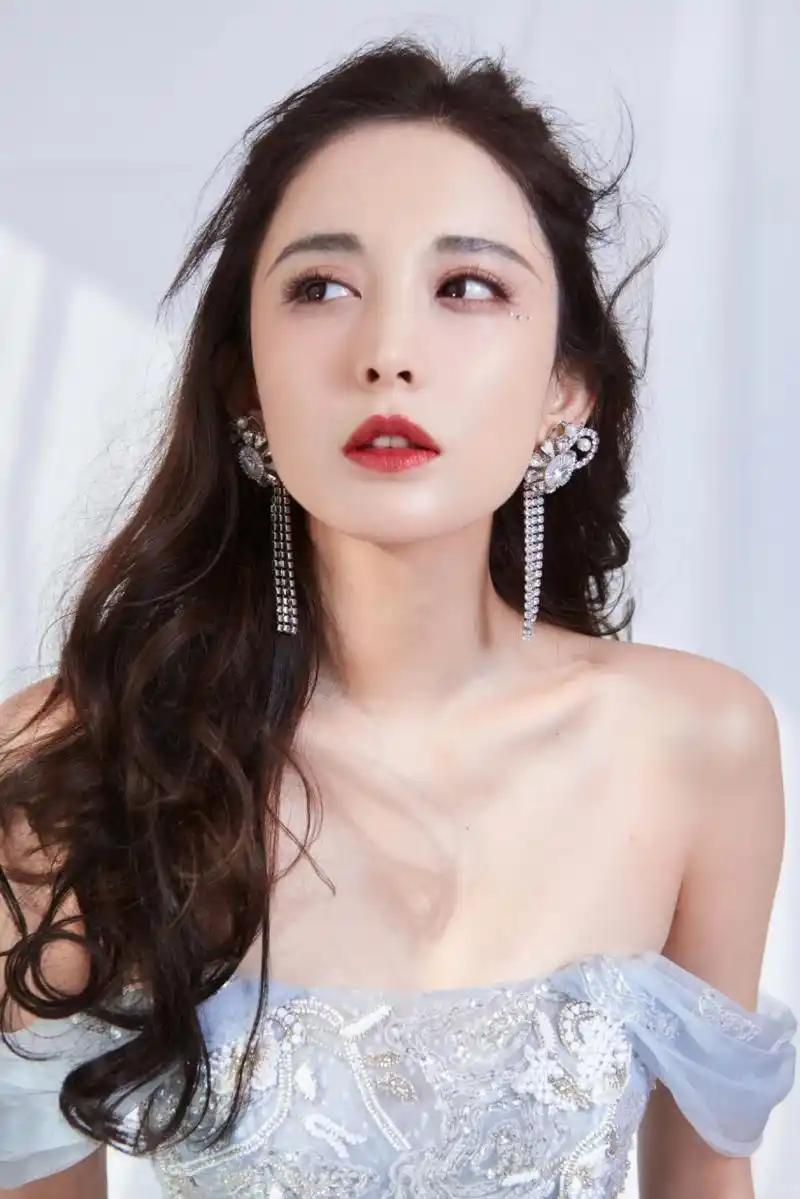 古力娜扎的颜值在整个娱乐圈当中也是非常能打的,拥有着天使面庞的她