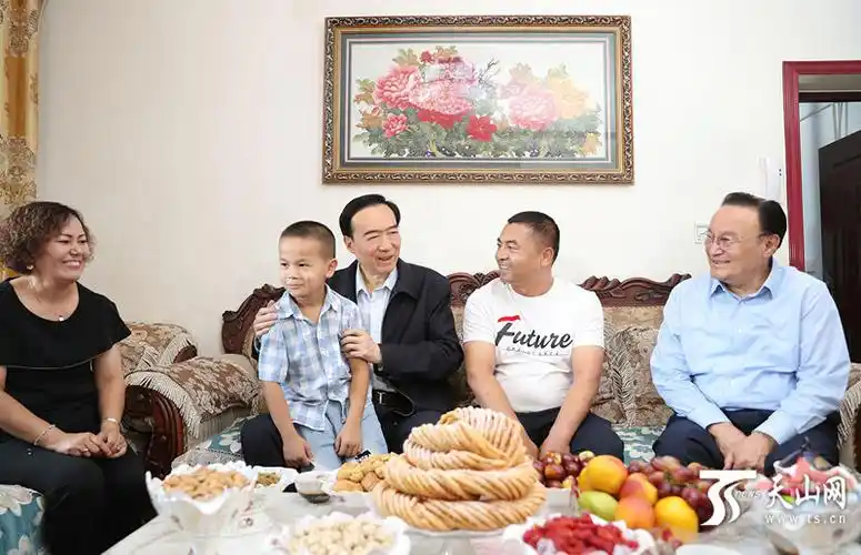 新疆频道 每日头条  陈全国雪克来提 · 扎克尔在哈密市调研并召开