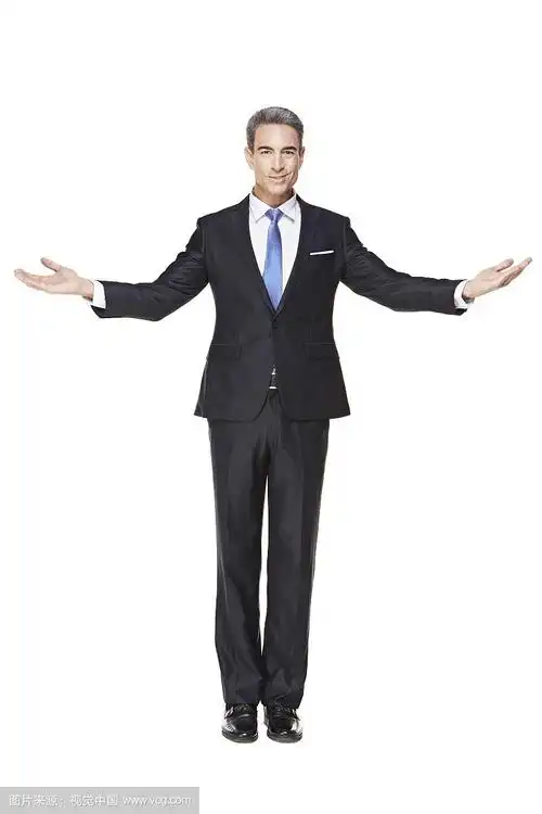 成熟男人用西装站着的姿势拍摄