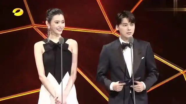 李易峰说跟杨紫合作的感受满脸宠溺,她娇羞的捂脸笑,太可爱了!