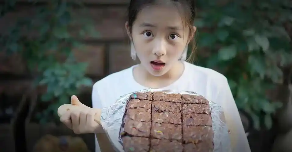 16岁黄多多近照曝光,烫卷发穿深v,被网友批太成熟,与年龄不符_黄磊