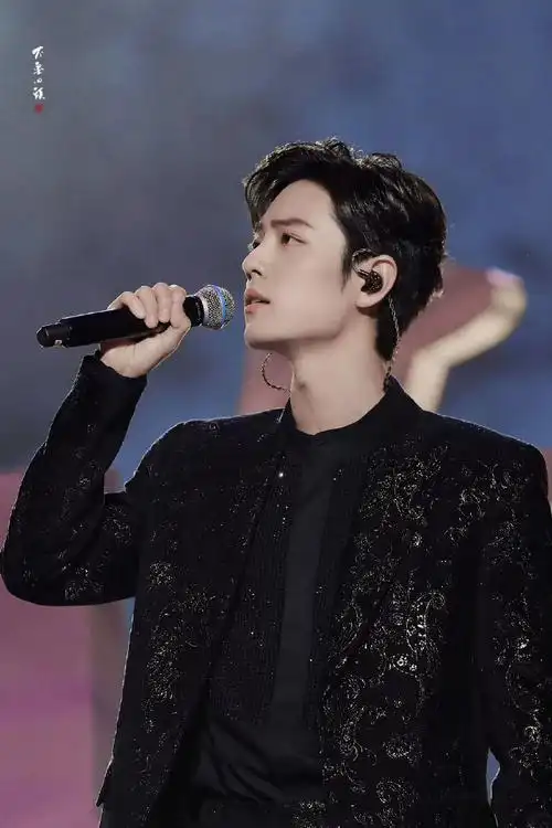 肖战##肖战演唱烛光里的妈妈##肖战在工作 粉丝在嗨皮