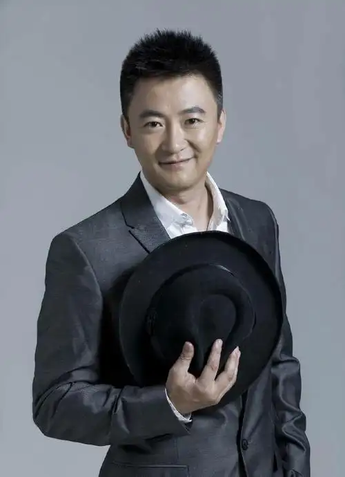 月,嵇波凭借电影《太阳开花》获得第九届巴黎中国电影节"最佳男配角"