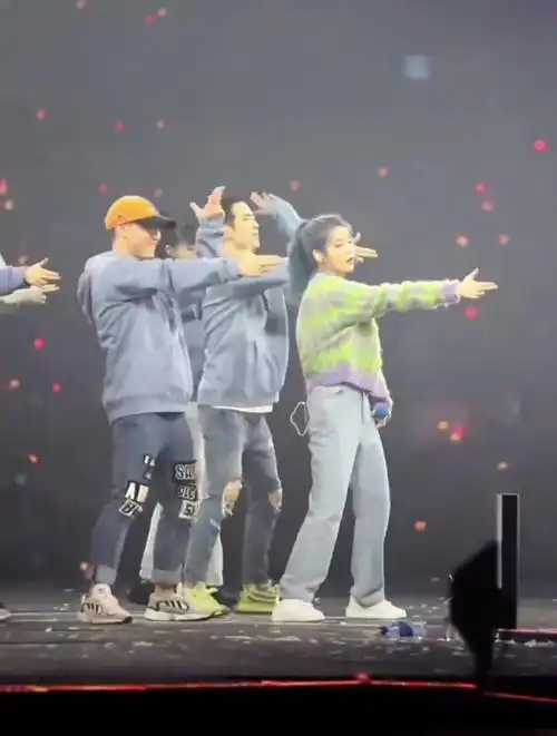 韩国女星iu演唱会现场,活力无限,也太有魅力了吧