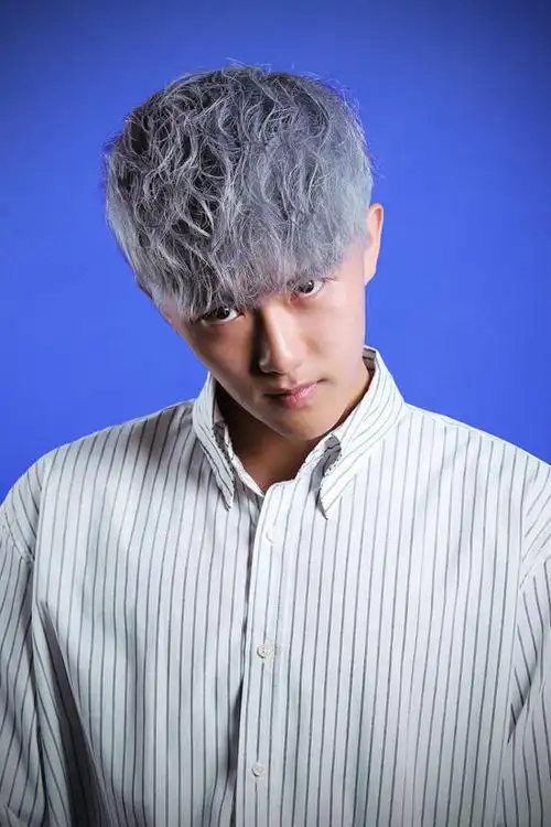 男生奶奶灰染色发型图片男生爷爷灰染发银灰色染色发型