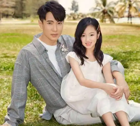 都夸吴尊的女儿气质出众,看到贺军翔的女儿,网友:等你长大_孩子_父母