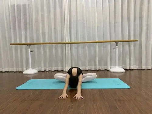 艾莎同学小课堂舞蹈动作之地面压小胯的训练方法附图示