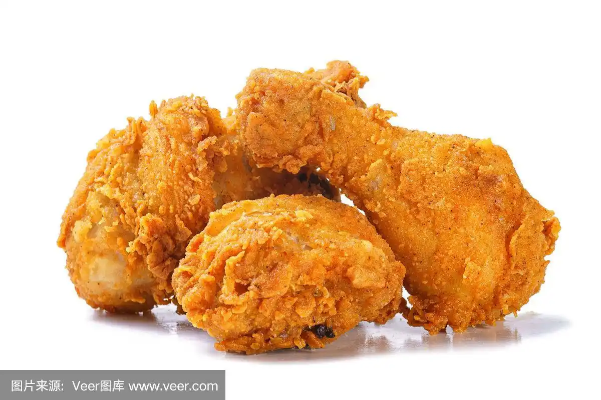白色背景上的香酥鸡腿