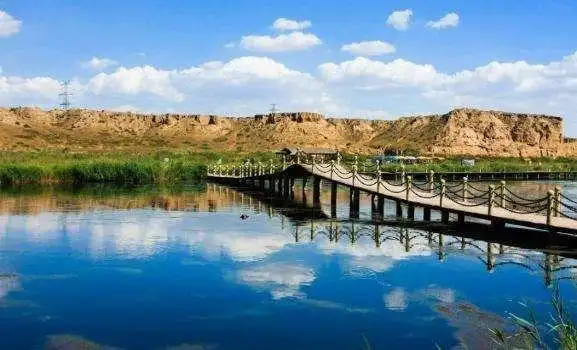 在这里可以亲临康熙大帝渡黄河的古渡口昭君出塞和亲留在大漠的月牙湖