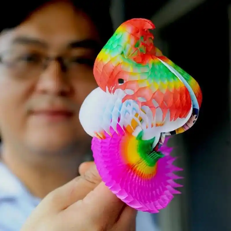 " 传统民间玩具 · 纸翻花 ... "  ( 纸翻花是中国古老的益智玩具, 用