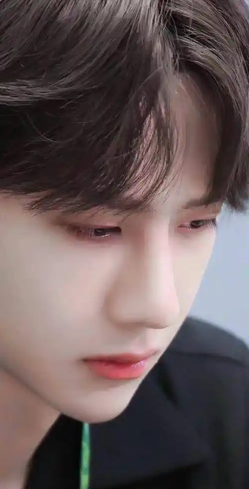 再一次被王一博惊艳到了,帅出了新高度,大家觉得王一博帅吗