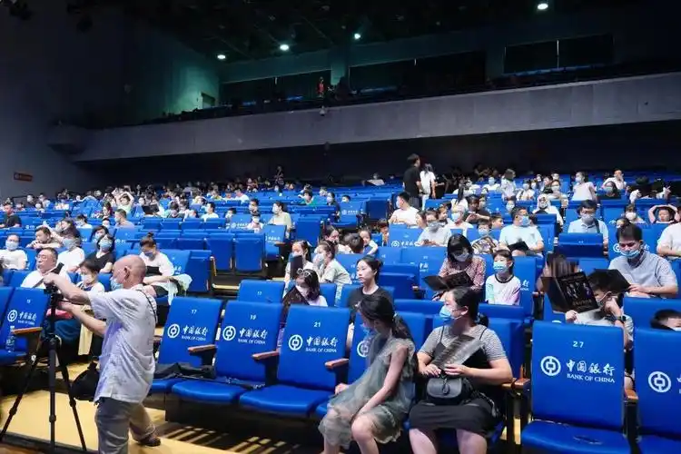 现场热闹非凡,观众席上人头攒动,所有人都翘首以盼着音乐会的开幕.