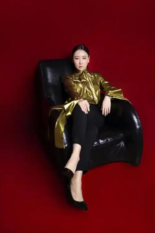 毛俊杰初冬前卫大片彰显多面魅力