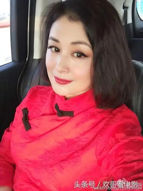 《乡村爱情》谢大脚晒自拍庆国庆 眼神妩媚红唇娇艳