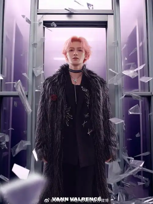 theo-朱正廷身着#vann valrenc07#  黑白间色定织羽毛大衣  拍摄