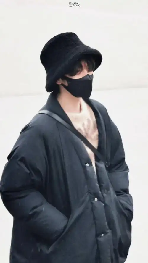 贺峻霖黑色渔夫帽机场饭拍