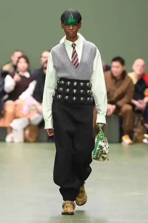 巴黎时装周——罗意威品牌时装秀_腾讯新闻