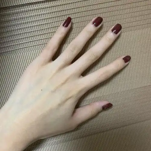 皮肤黑适合什么颜色的指甲油