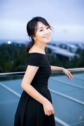 48岁闫妮越来越年轻,微卷发和独特穿搭很时髦,身材傲人太惊艳!_发型