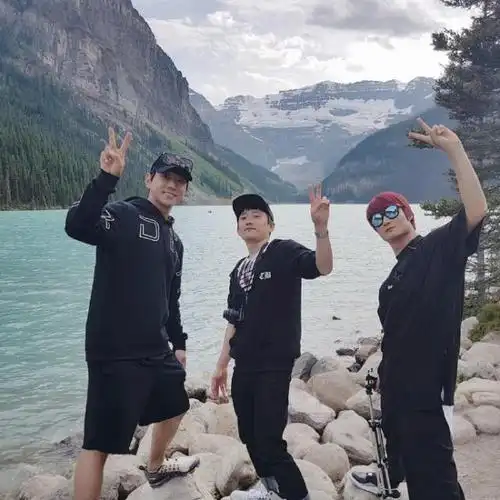 戏精三人组加拿大旅游 解锁各种合影逗比pose