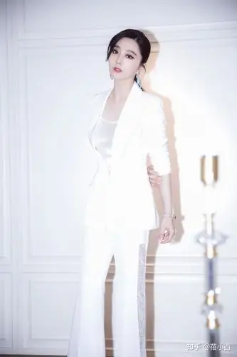 范冰冰扎起奶奶灰高马尾好自信,把皮裤穿出新高度,全靠气质在撑