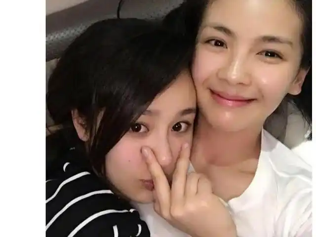 刘涛与杨紫合影,气质相差太大,网友:一眼看出谁在装嫩