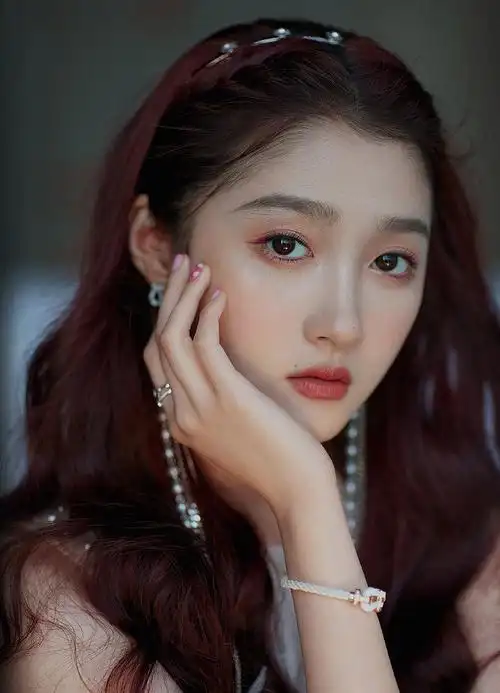 打开凤凰新闻,查看更多高清图片2021年8月18日,关晓彤工作室释出一组