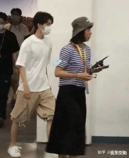 王俊凯被粉丝偶遇穿白t恤清爽帅气与保安牵手错位图火上热搜