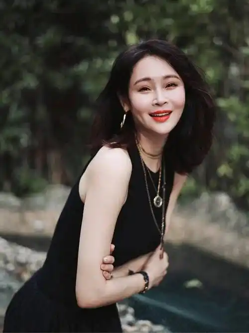 被41岁于明加的街拍图惊艳!穿露背小红裙变"水蜜桃",性感又迷人