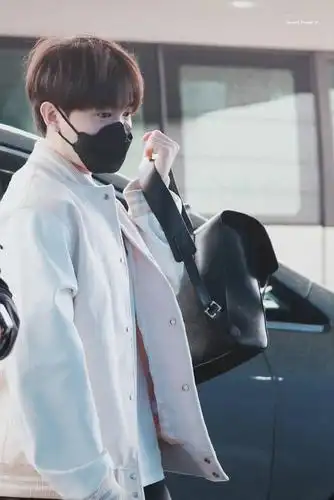 尤长靖昨日从长沙出发飞回北京顺毛小栗子全身图看着更软乎乎