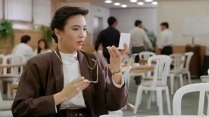 华仔为了讨好郑裕玲说她天生丽质没想到郑裕玲真的信了