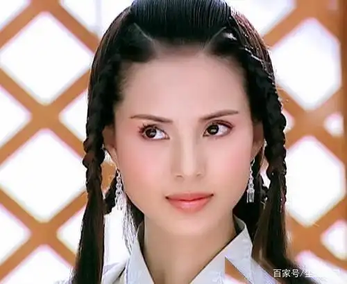 以白衣飘飘,仙气四溢的小龙女形象被观众奉为女神,李若彤的星途也因此