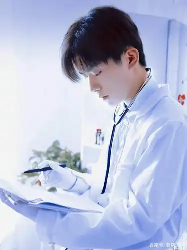 医生扮相的千玺,尽显成熟冷静的气质!