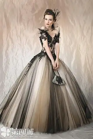 谁说婚礼必须穿白婚纱,黑婚纱也能性感惊艳