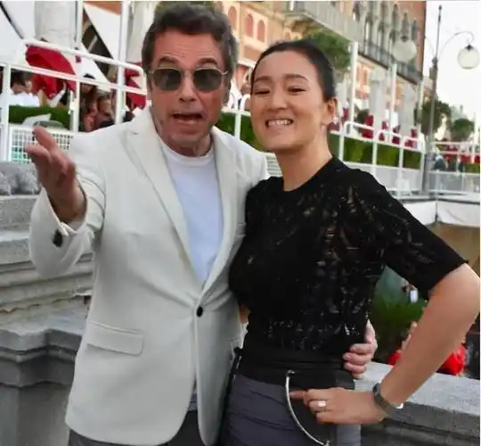 巩俐拍写真携手70岁老公满头黑发不显老