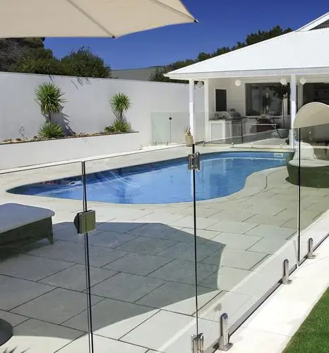 室外游泳池玻璃围栏与不锈钢龙头 - buy 不锈钢栅栏,玻璃栅栏,不锈钢